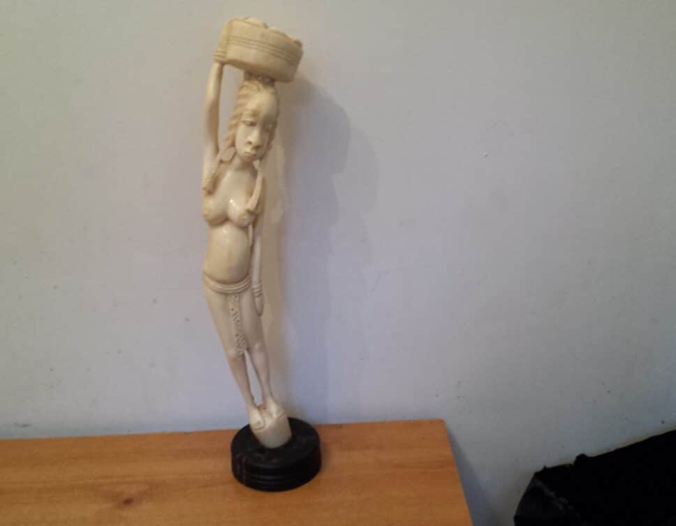statue de femme africaine en ivoire
