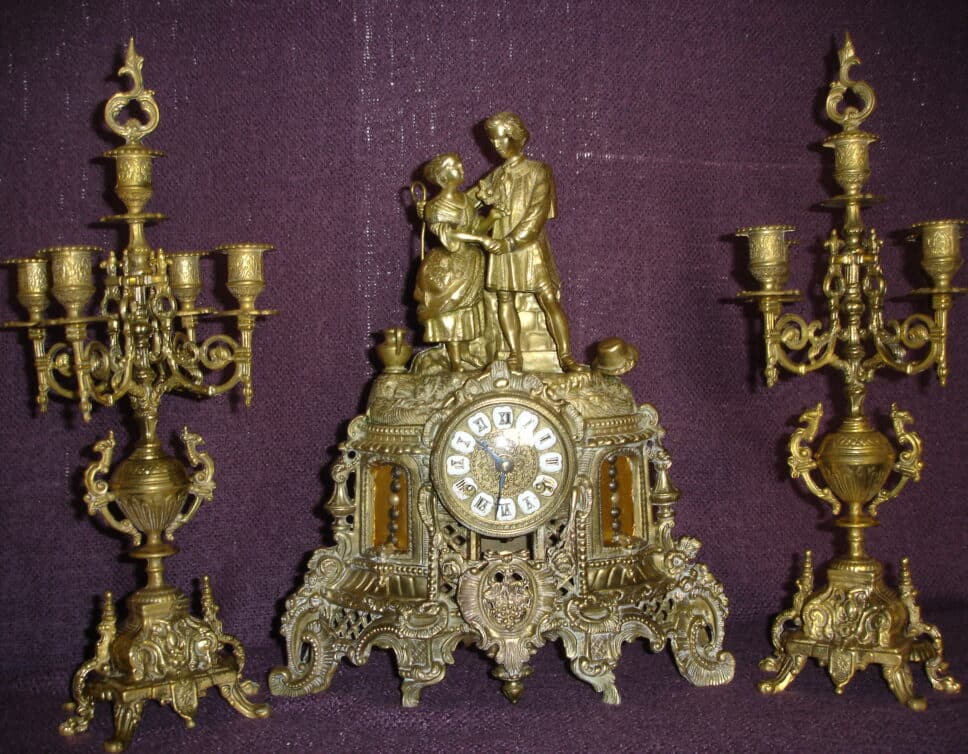 Estimation Montre, horloge: Pendule avec 2 chandeliers