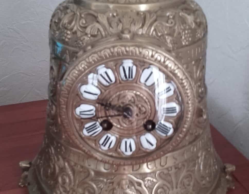 Estimation Montre, horloge: Grosse pendule en forme de cloche religieuse en bronze – F Martin – Période 1900