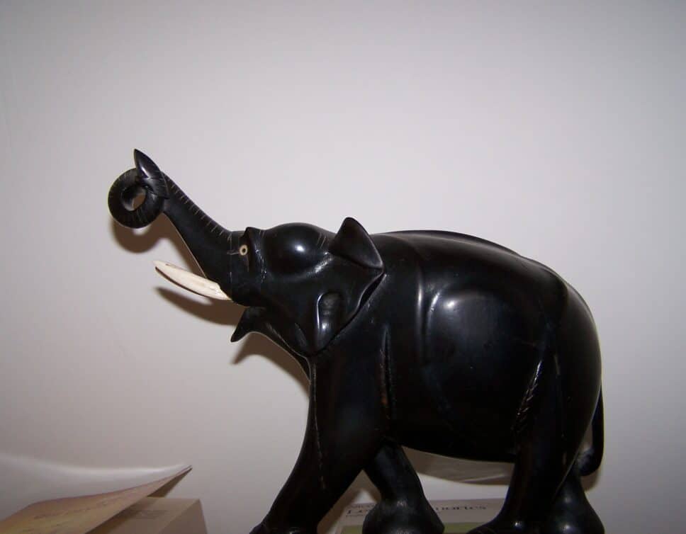 sculpture en ébène et ivoire éléphant