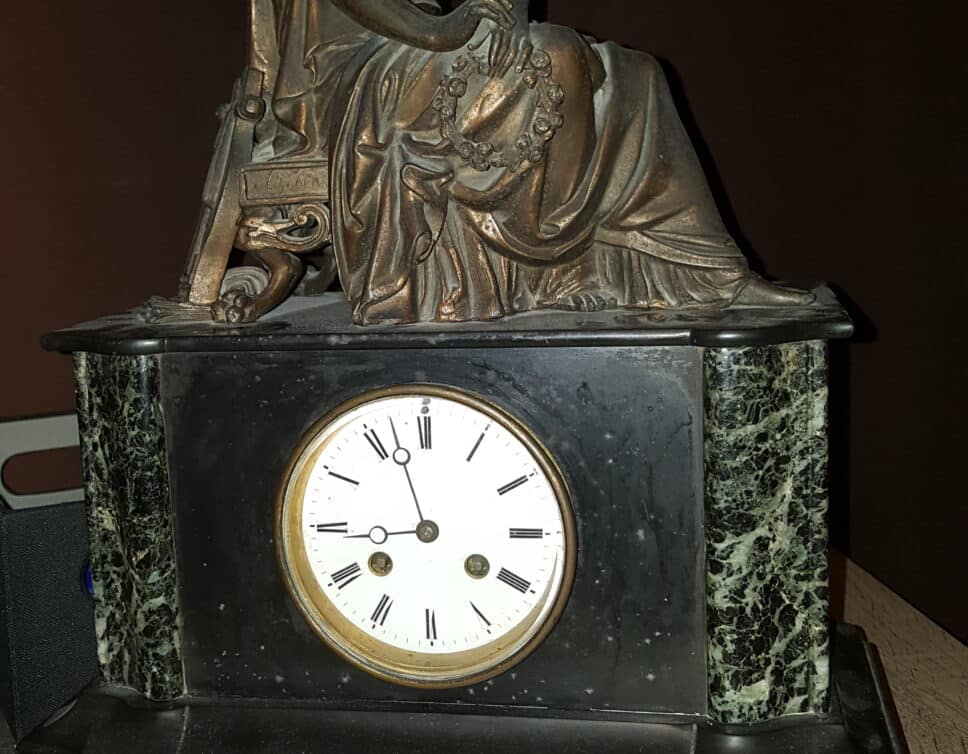Estimation Montre, horloge: Horloge en marbre