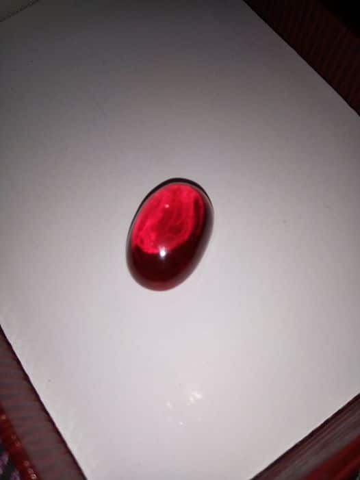 Estimation Bijoux: une pierre de rubis rouge