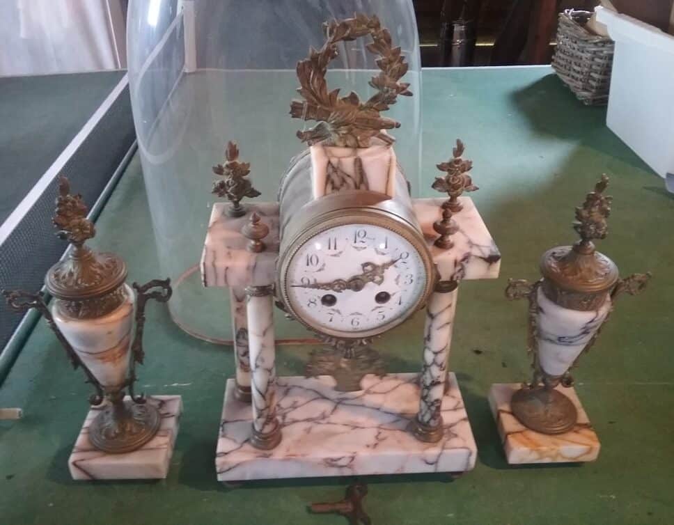 Estimation Montre, horloge: horloge ancienne avec cassolettes