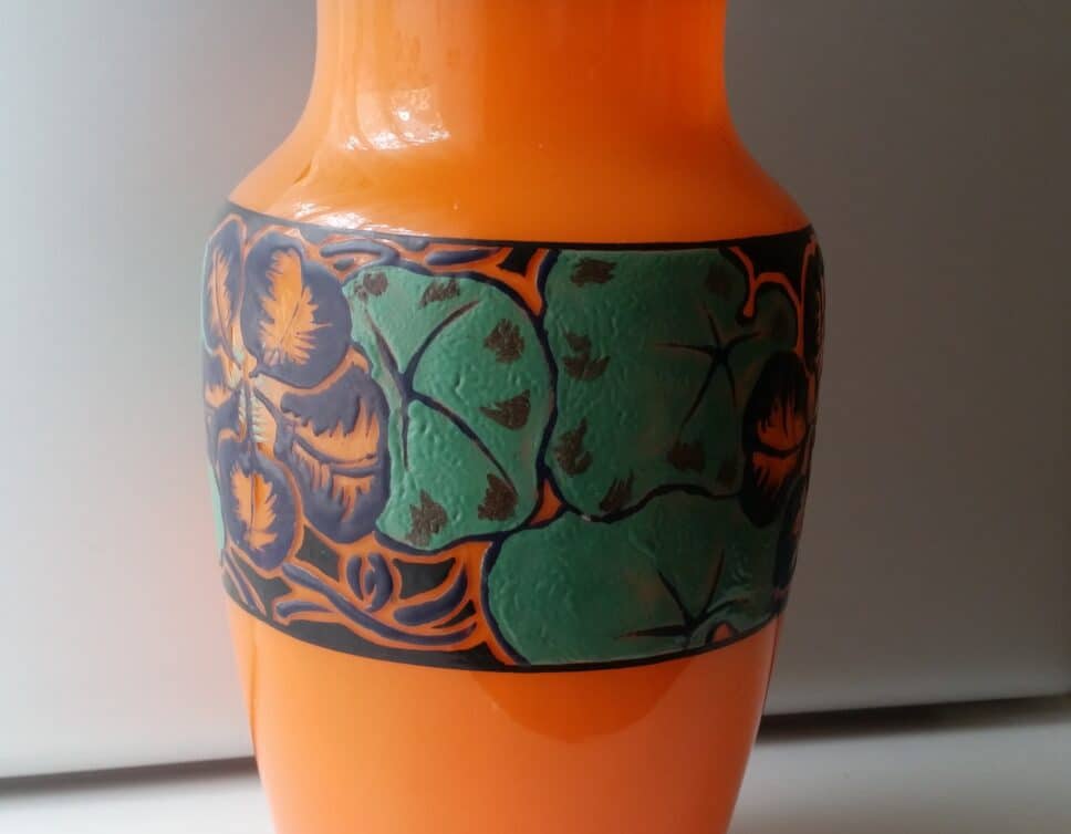 Vase orange peint signé