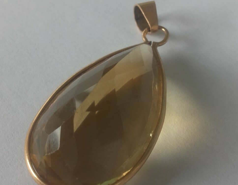 Estimation Bijoux: Pierre fine serti autour d’un anneau en or
