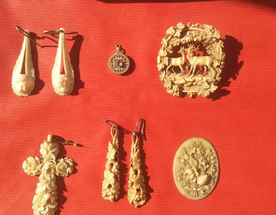 Estimation Bijoux: Petits bijoux anciens en ivoire