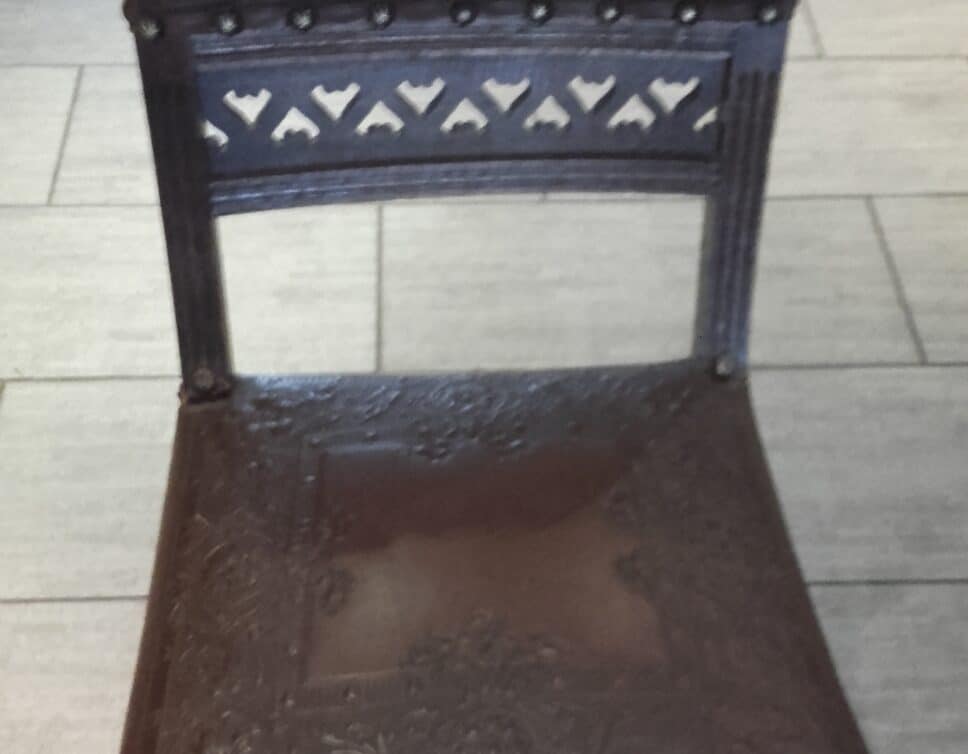 chaise ancienne dossier cuir bois assise a ressort plus cuir