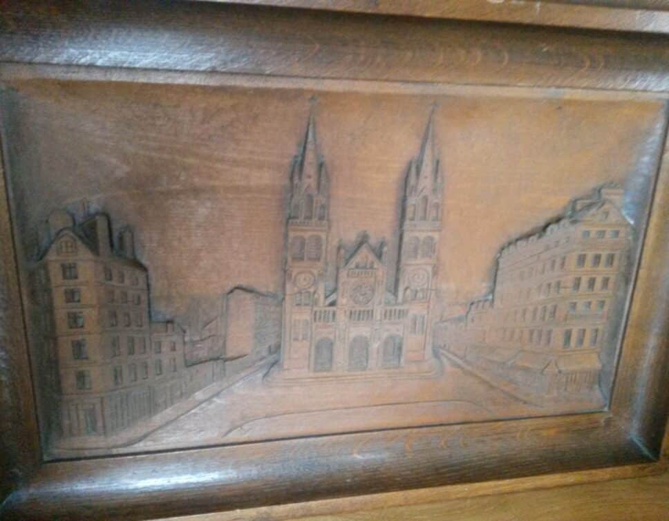 Tableau en bois sculpté représentant l’église de saint ambroise
