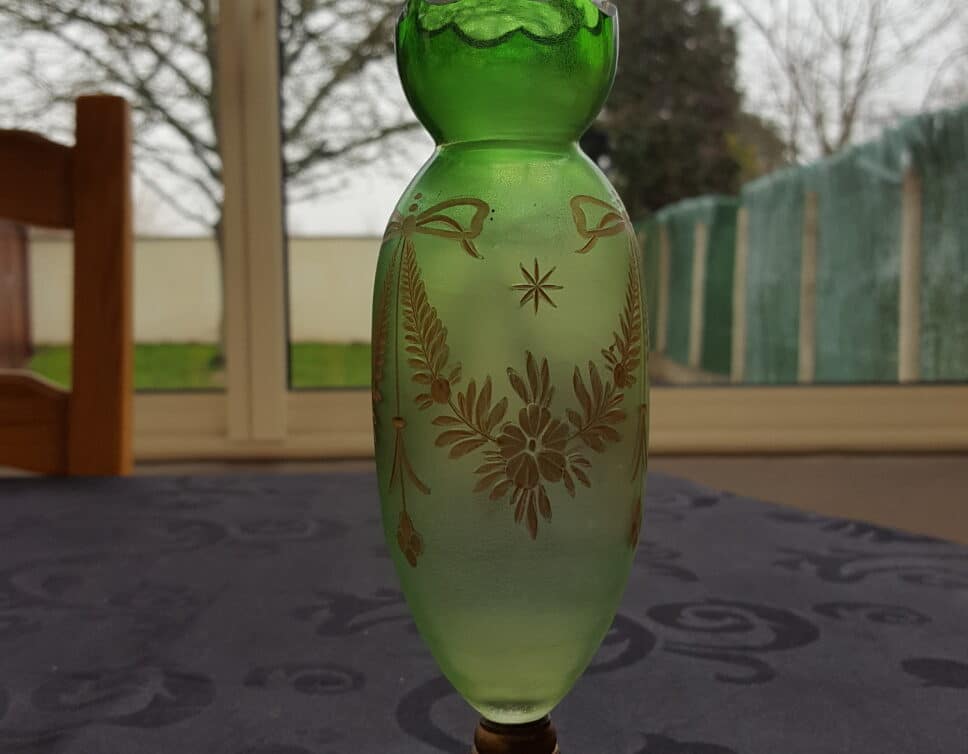 couple de vases en verre irisé vert