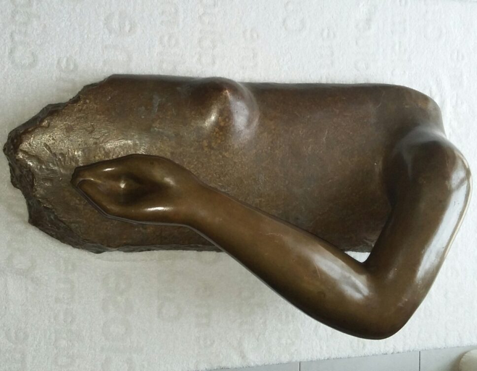 sculpture moderne en bronze bras et sein