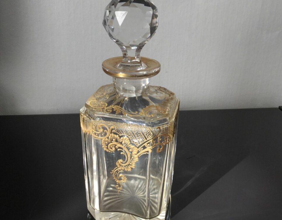 flacon de parfum cristal Baccarat avec décor or 19 ème sciècle