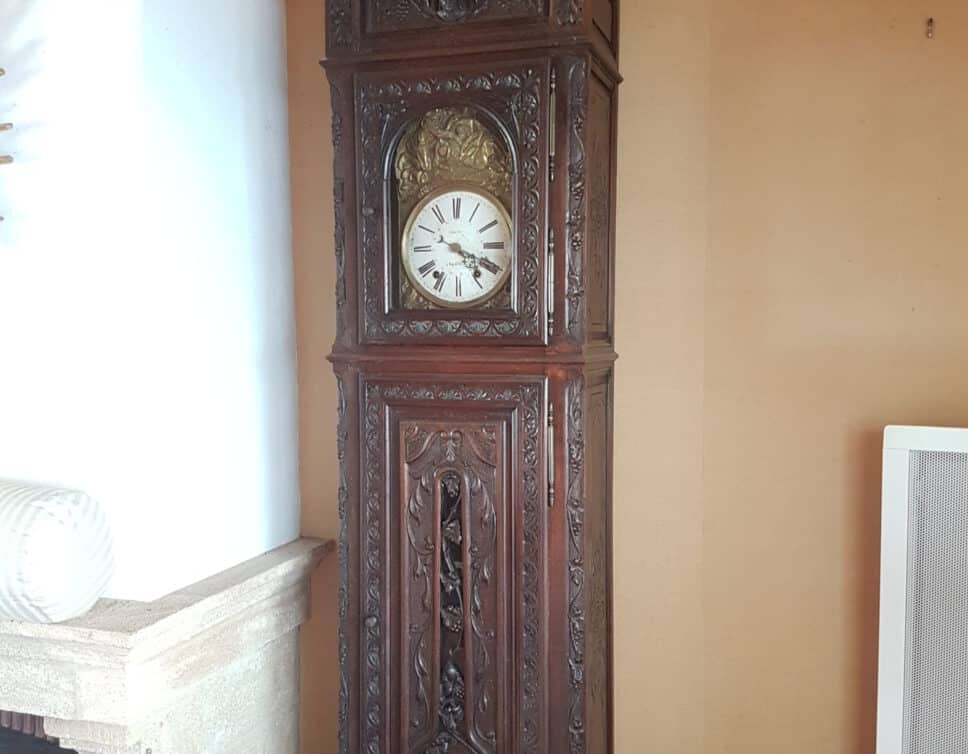 Estimation Montre, horloge: horloge ancienne bretonne en bois sculptee et signee