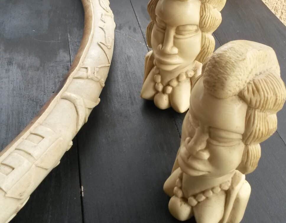 Statuettes et defense en ivoire