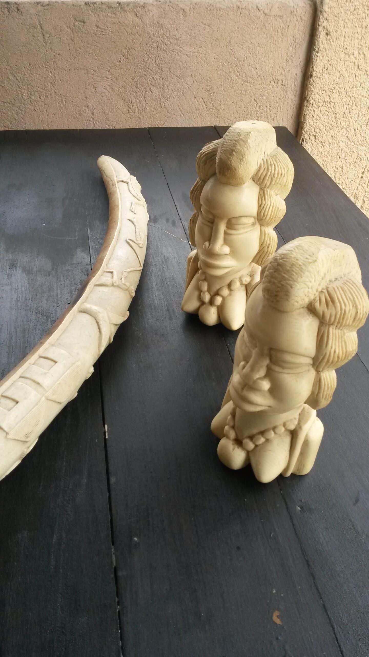 Statuettes et defense en ivoire