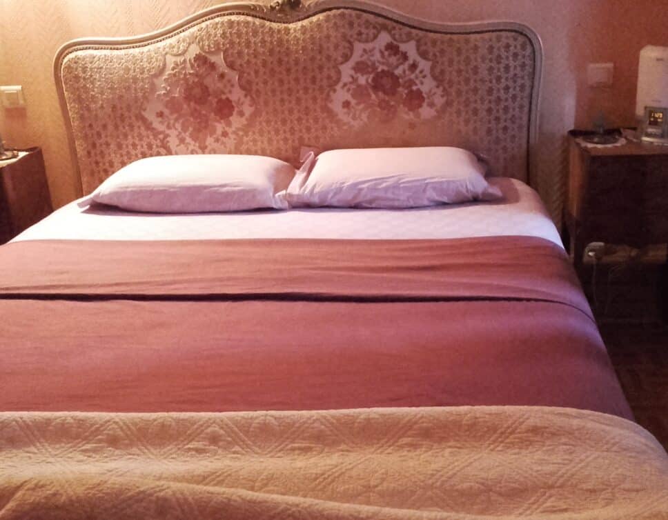 Estimation Mobilier XXeme: chambre à coucher complète Louis XV