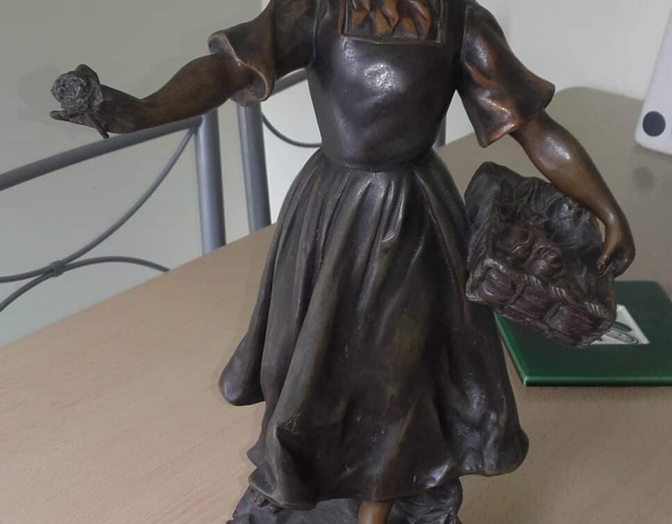 « achetez moi » sculpture en bronze d AJ SCOTTO