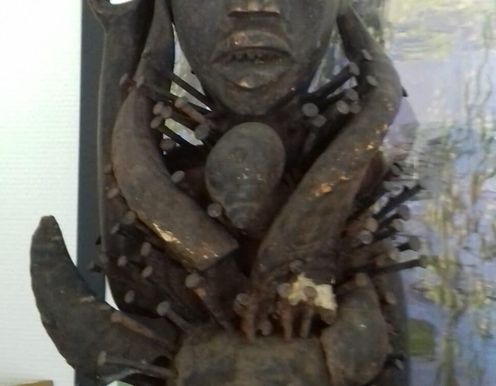 Statue africaine clous