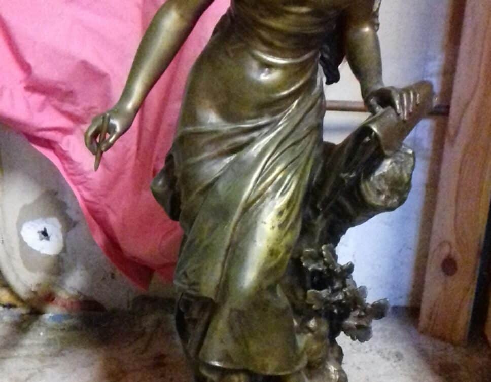 statut bronze signé Mth. Moreaux ou Moreau.