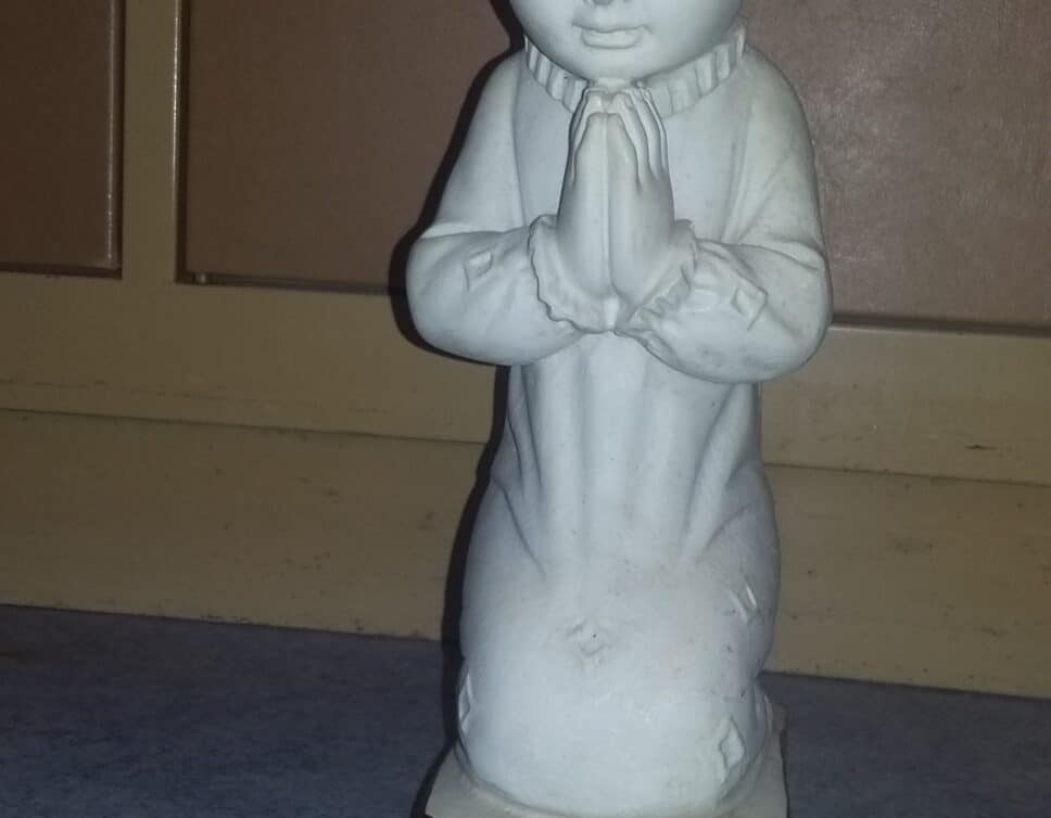 statuette d’une fillette priant