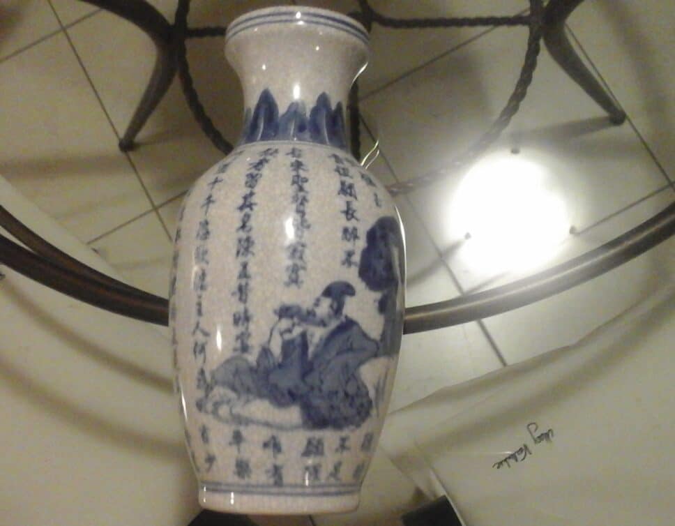 Vase chinois avec écriture en surface
