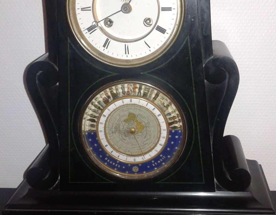 Estimation Montre, horloge: Pendule en marbre noir