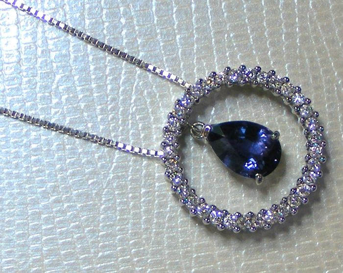 Estimation Bijoux: Collier avec pendentif saphir et diamants