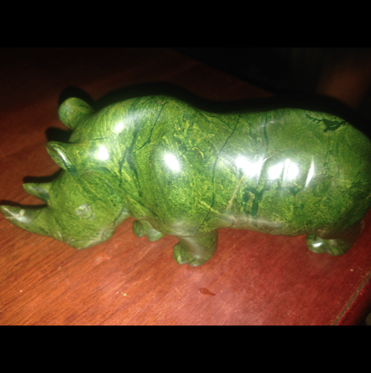 Sculpture de rhinocéros en jade signé R.chiwasa