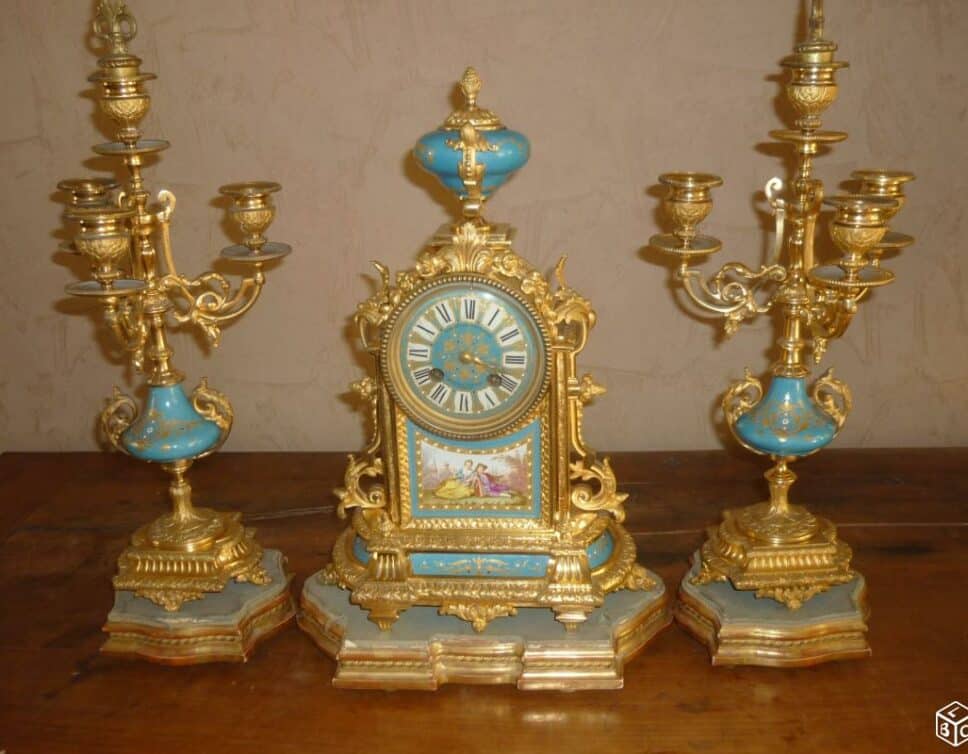 Estimation Montre, horloge: Pendule bronze doree & porcelaine dorée