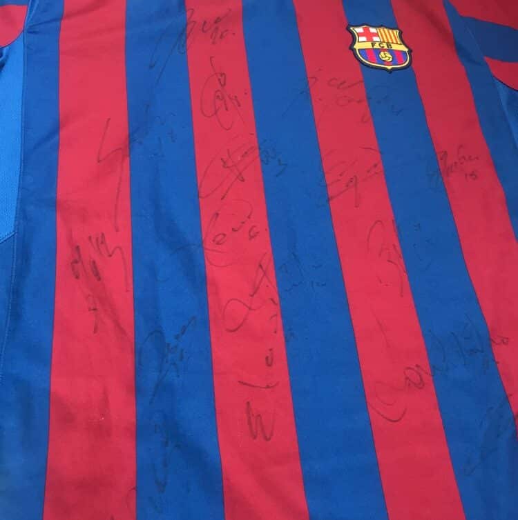 Maillot cc Barcelone signé par les joueurs de foot