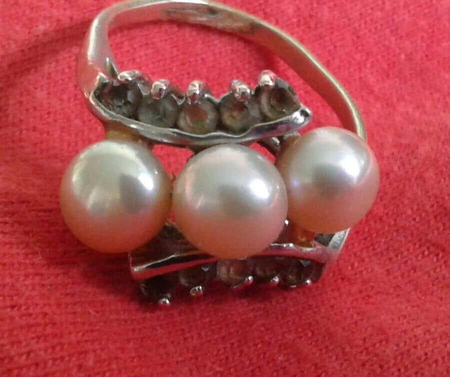 Estimation Bijoux: bague ancienne avec perles et petites pierres