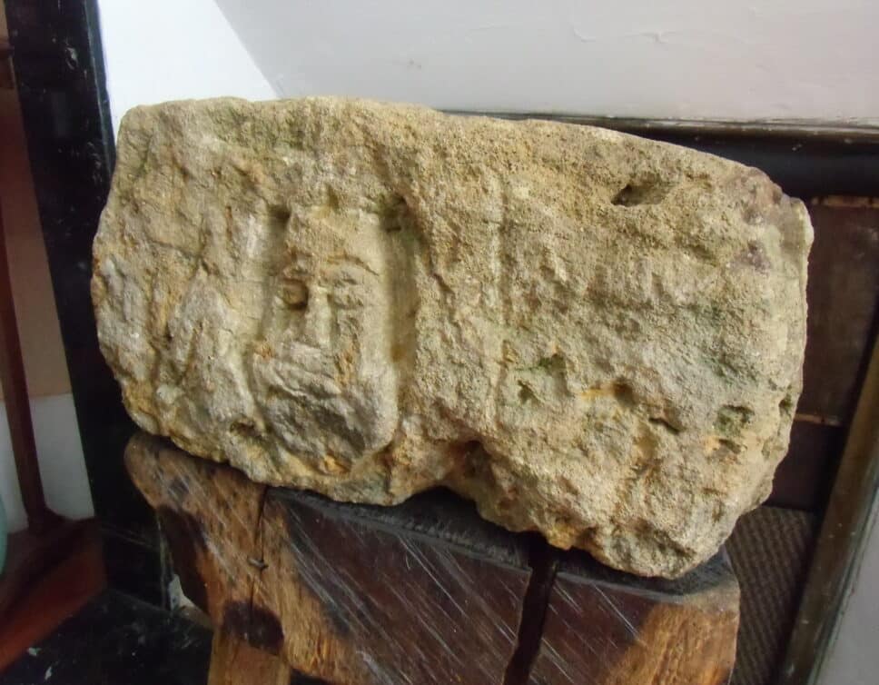 Bénitier en pierre époque XIIè S