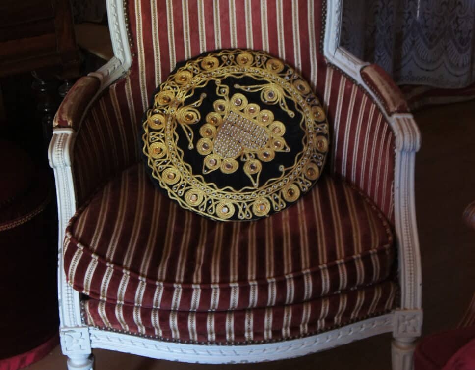 1 bergère + 3 fauteuils style Louis XVI
