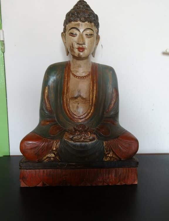 Magnifique Bouddha en bois peint à la main