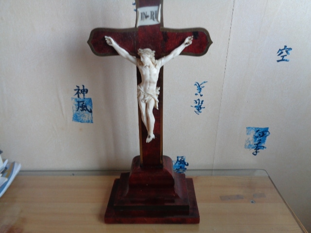 crucifix en ivoire?