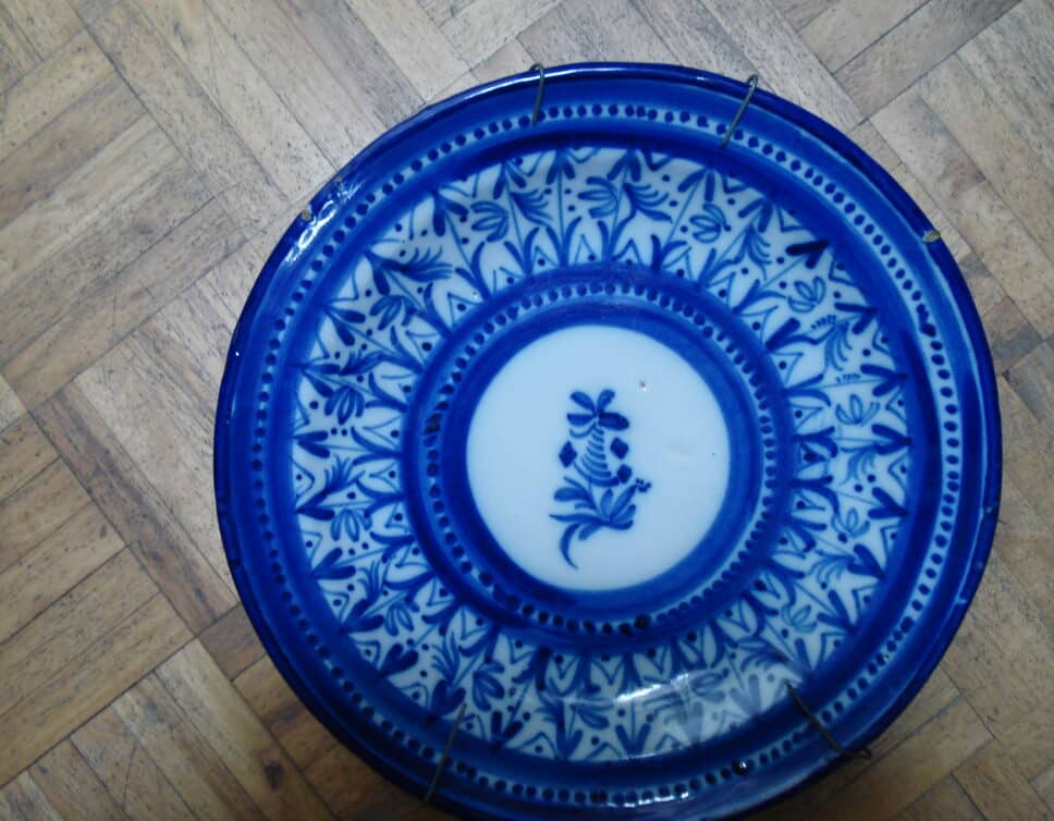 plat en ceramique bleu cobalt