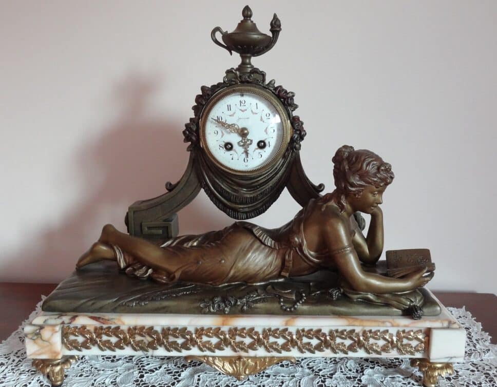 Estimation Montre, horloge: Horloge et urnes signées Ferville Suan