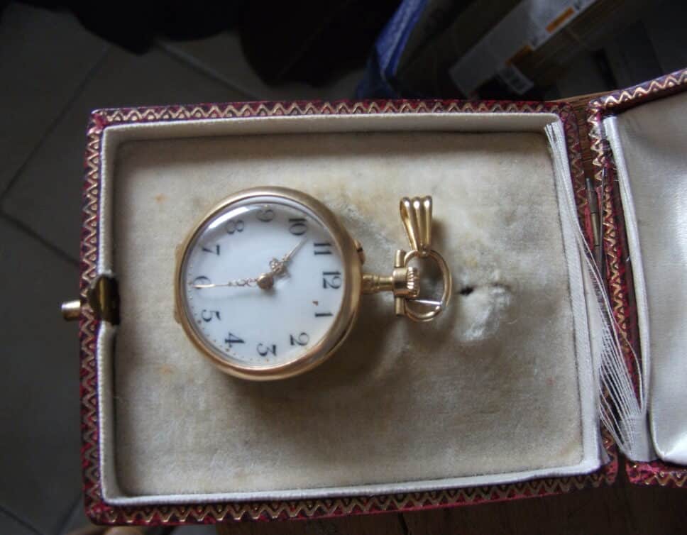 Estimation Montre, horloge: Montre de poche en or et diamant