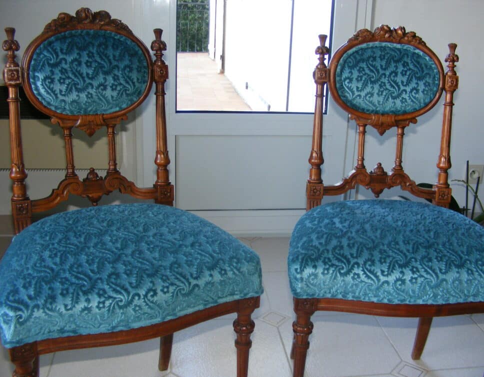 Deux chaises capitonnées bleues