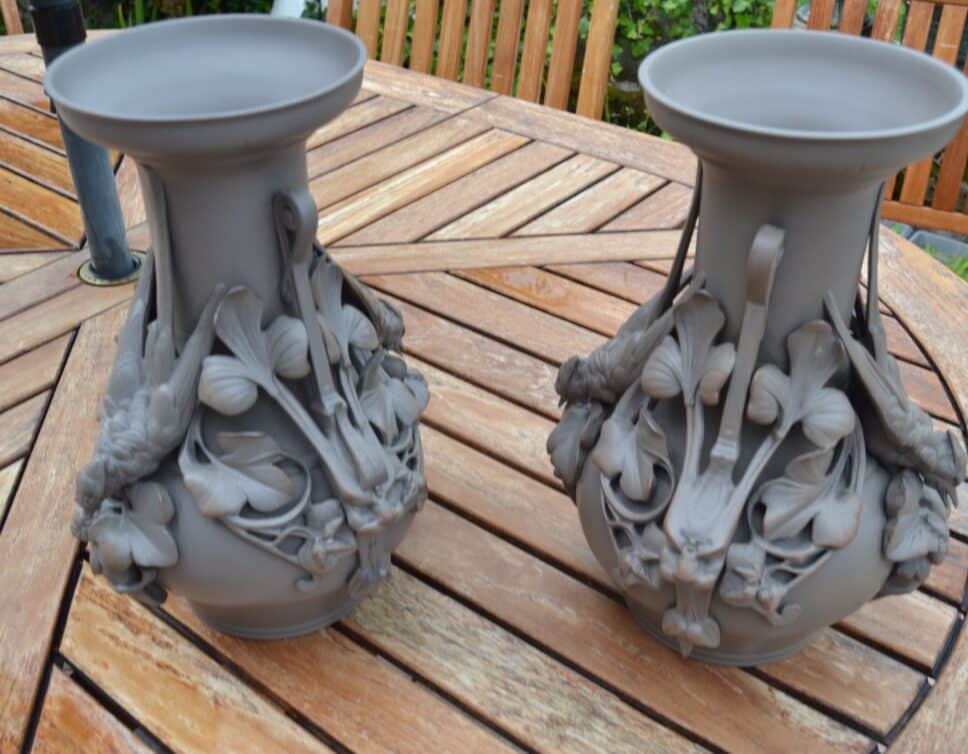 paire vase céramique a motifs en relief