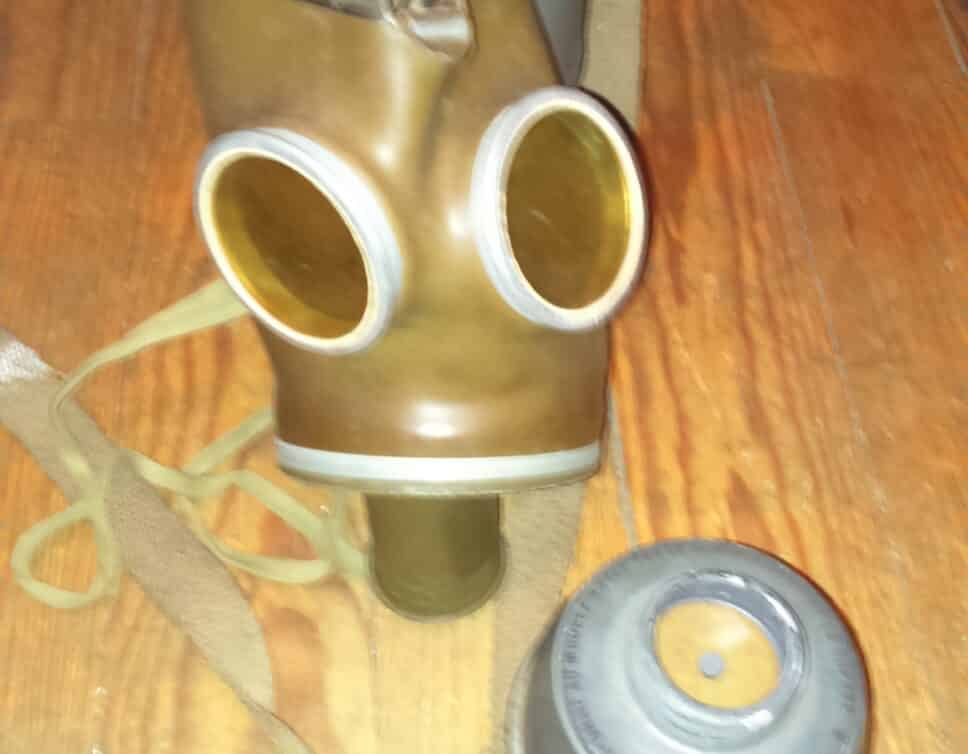Masque à gaz et sa boîte métal