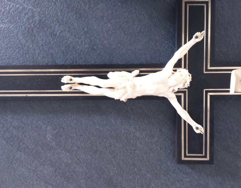 crucifix en ivoire signé j.beck