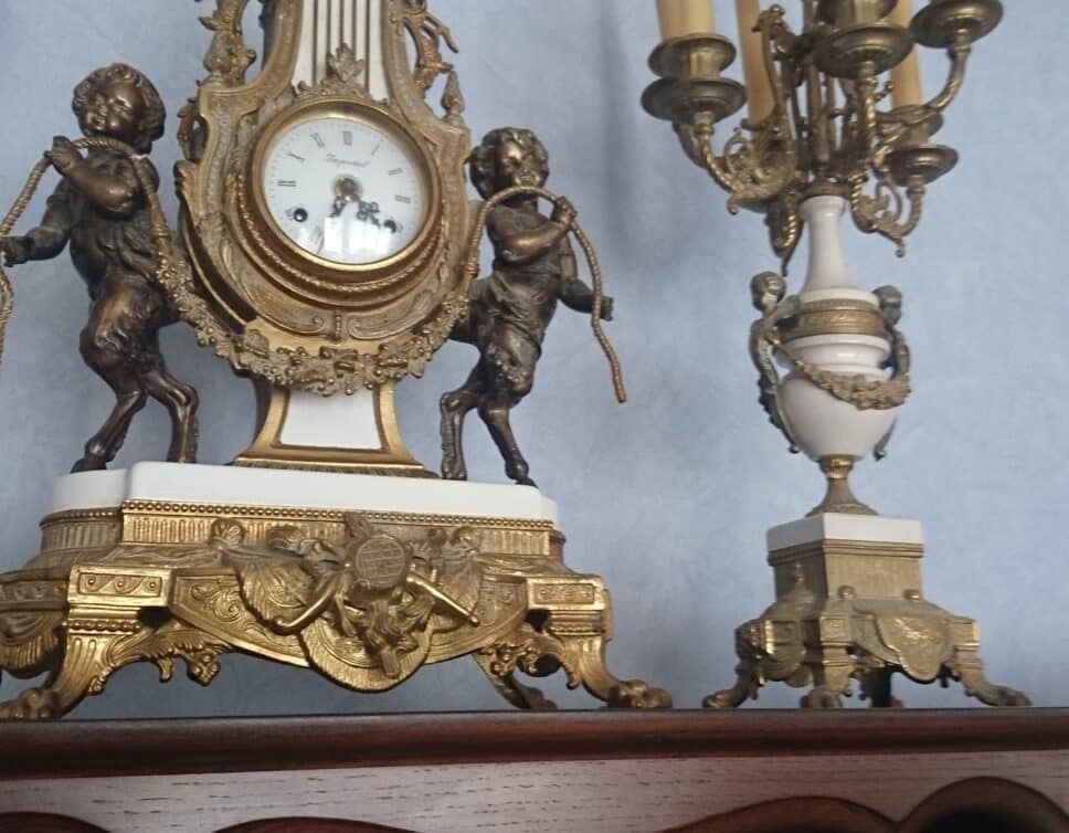 Estimation Montre, horloge: pendule ancienne et deux chandeliers