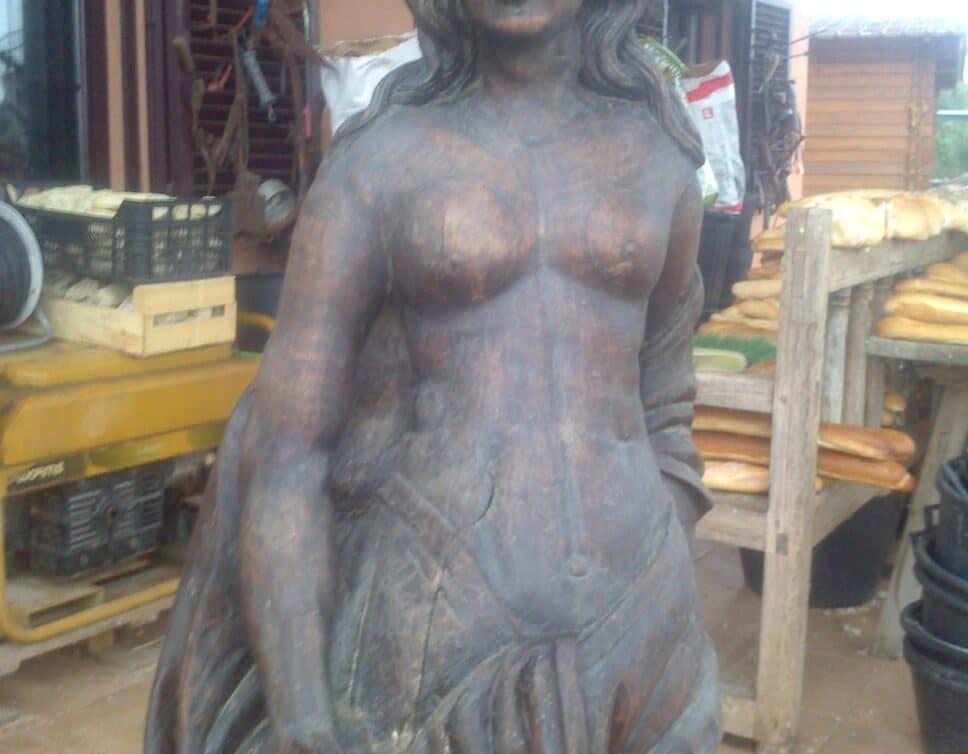 statue sculptée de femme