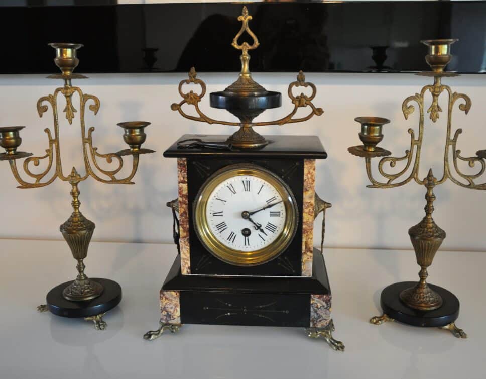Estimation Montre, horloge: Pendule et ses deux chandeliers