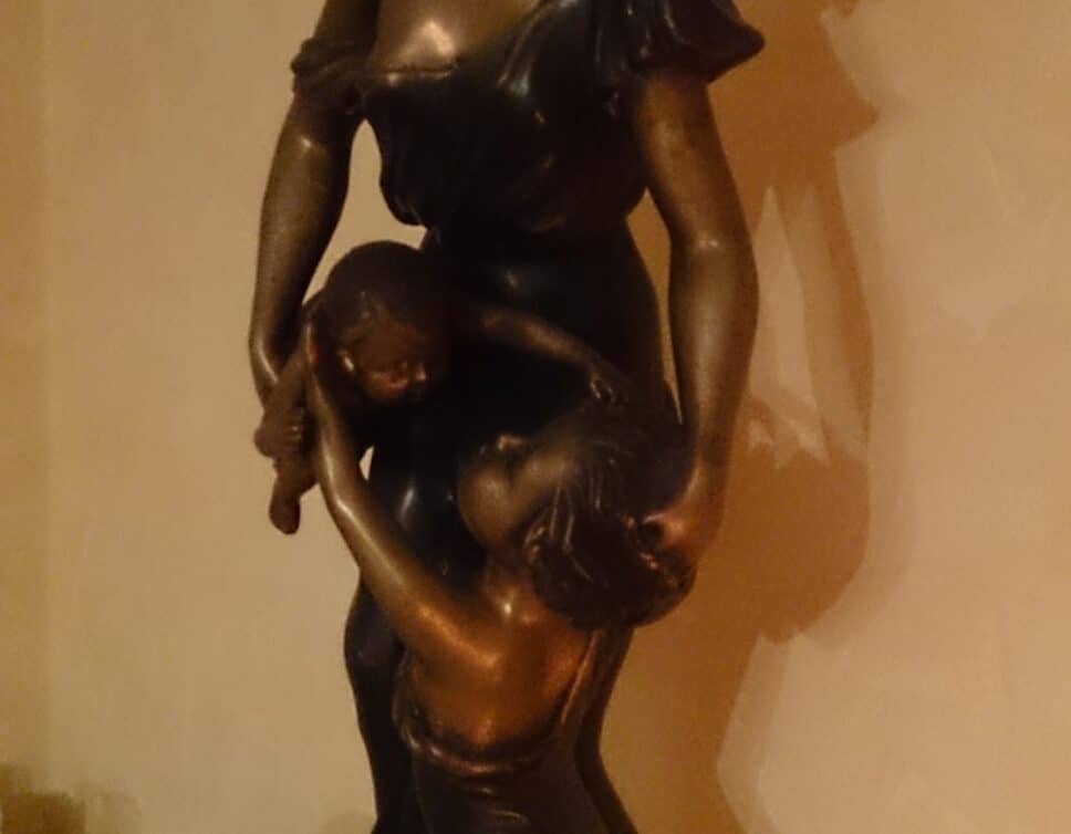 Statue une mère avec bébé et fillette