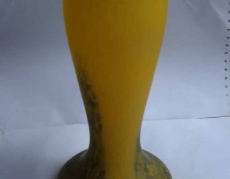 Ancien vase en verre souflé multi -couches