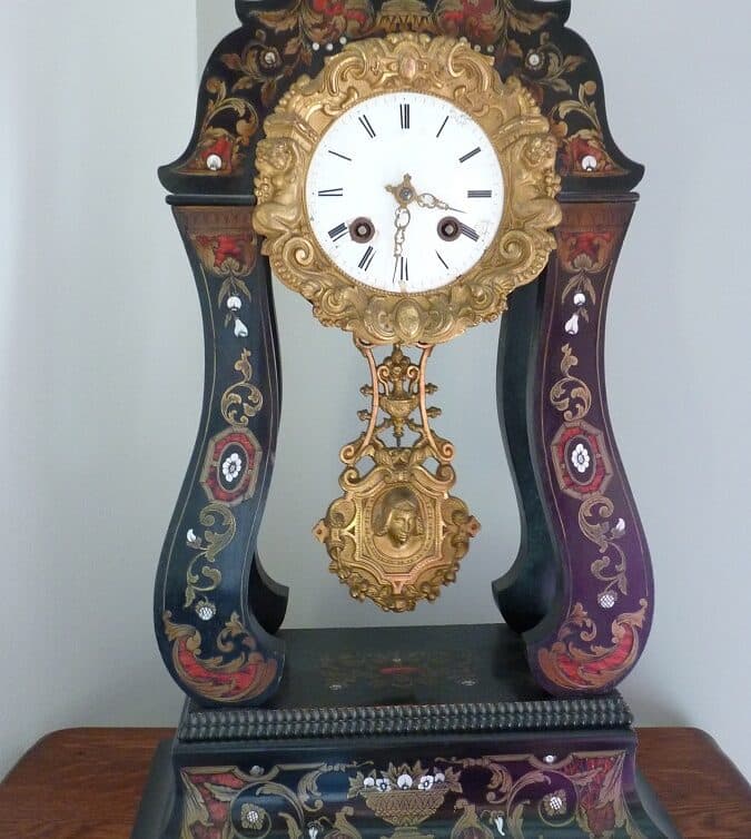 Estimation Montre, horloge: horloge ancienne marquetée à balancier à poser sur meuble