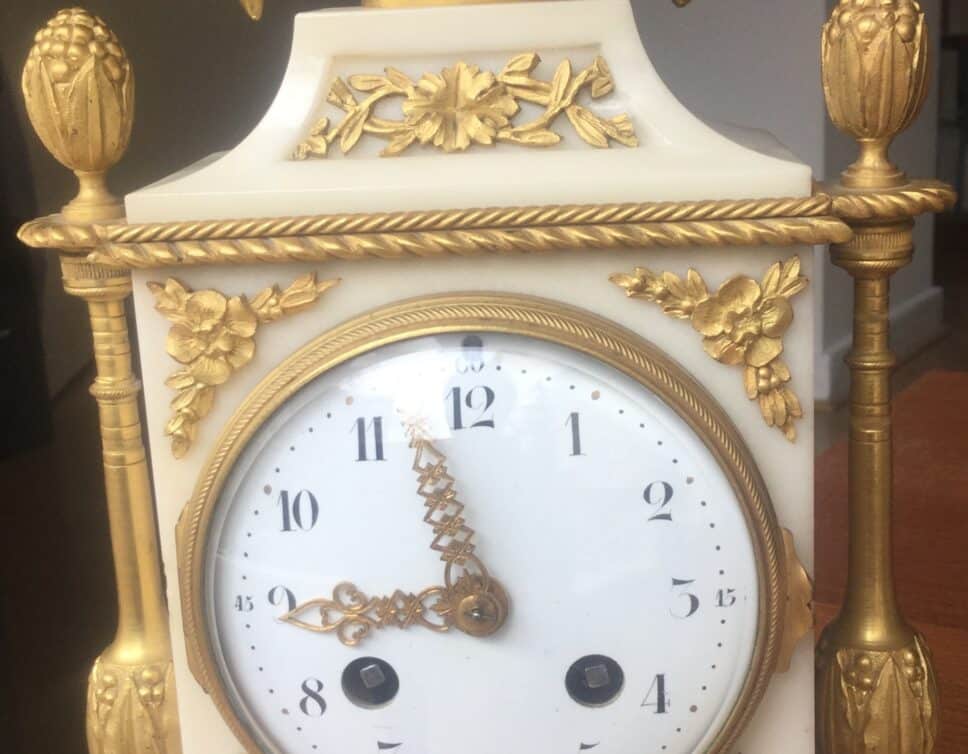 Estimation Montre, horloge: Pendule ornée de ciselure dorée