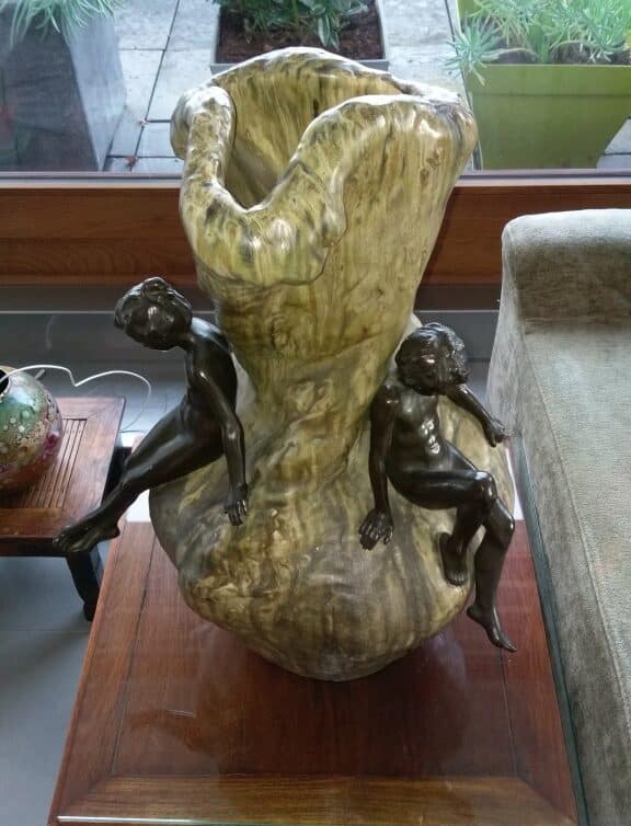 vase  en céramique avec personnages en bronze