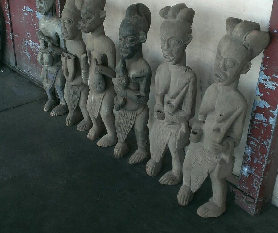 statuettes en bois antiques